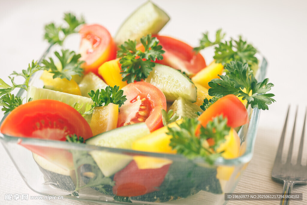 透明容器中的多彩蔬菜沙拉