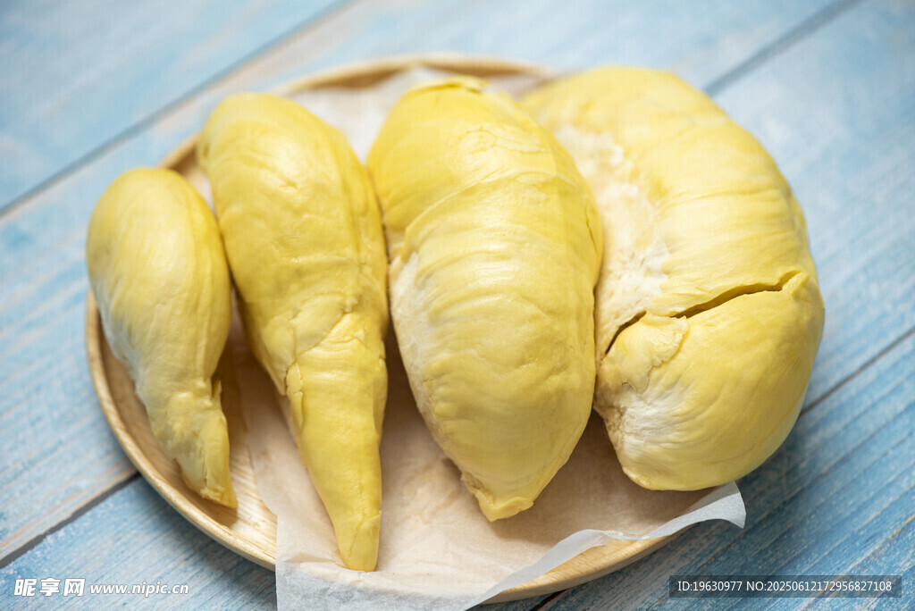 竹盘里的新鲜榴莲果肉