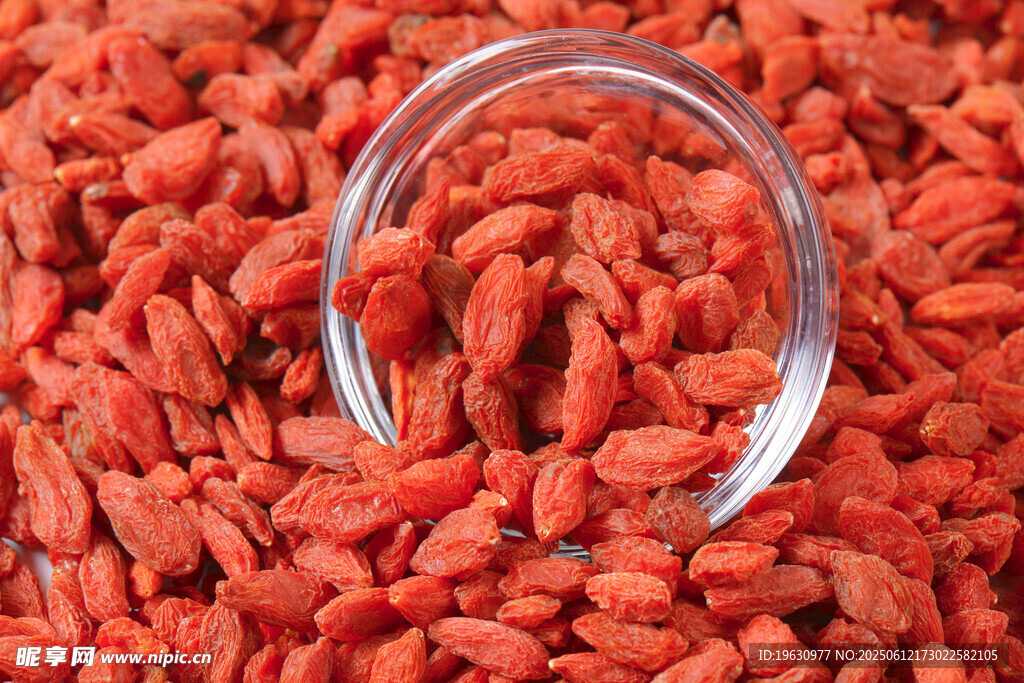 玻璃杯中倾倒出的红枸杞