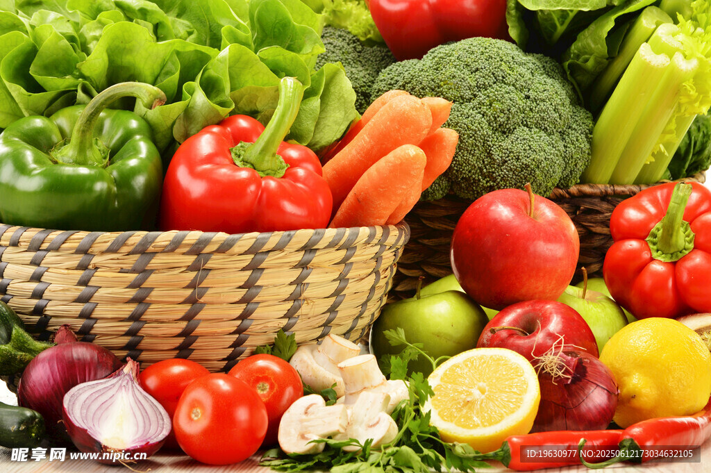 装满多彩蔬菜的篮子