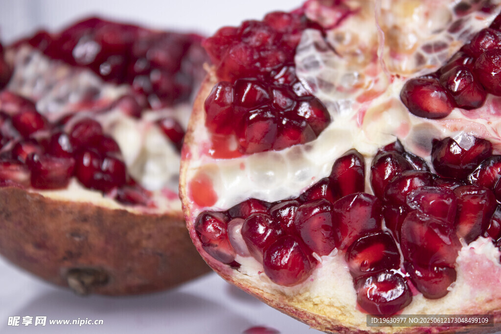 切开的红石榴果肉饱满