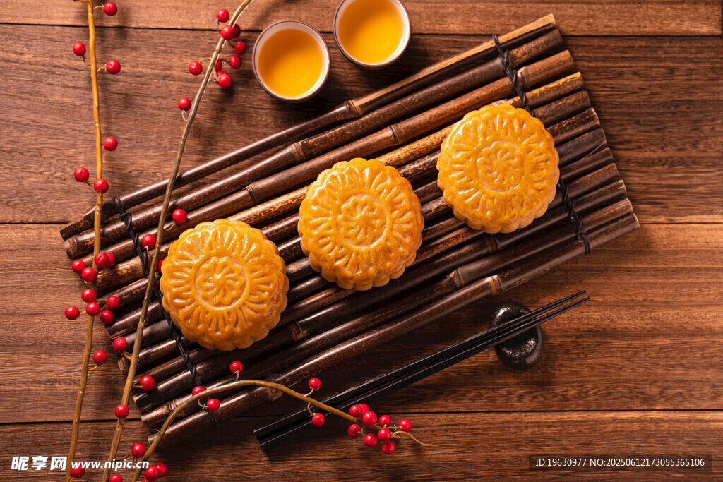 传统中式糕点摆放在竹制托盘上