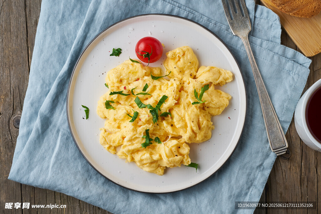 美味炒蛋配番茄与香草