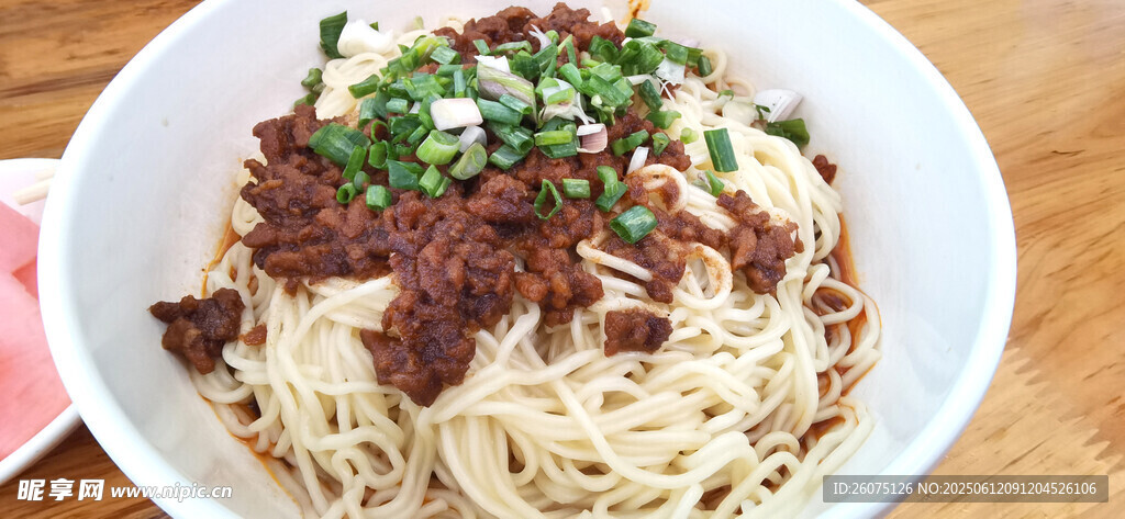 美味肉酱拌面