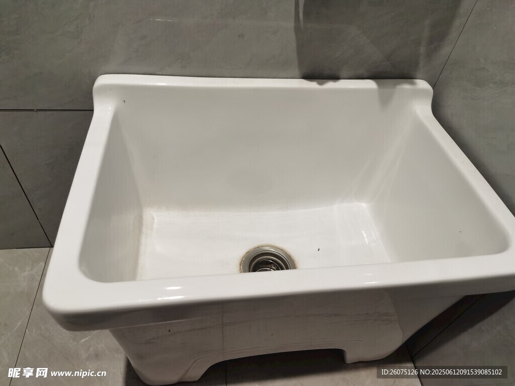 白色方形陶瓷洗衣水槽