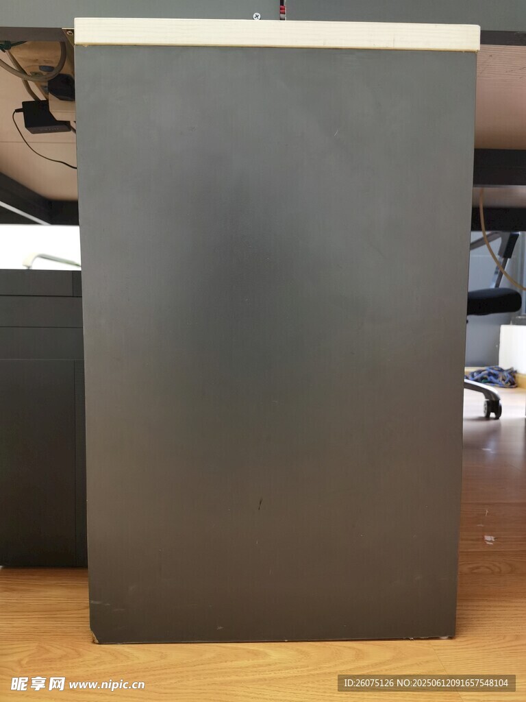 黑色立式物体展示