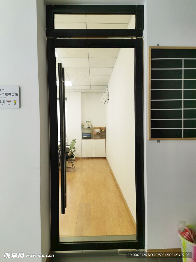 简约室内走廊门设计
