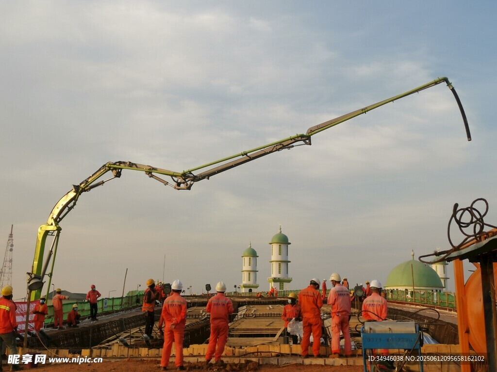 工地混凝土浇筑作业场景