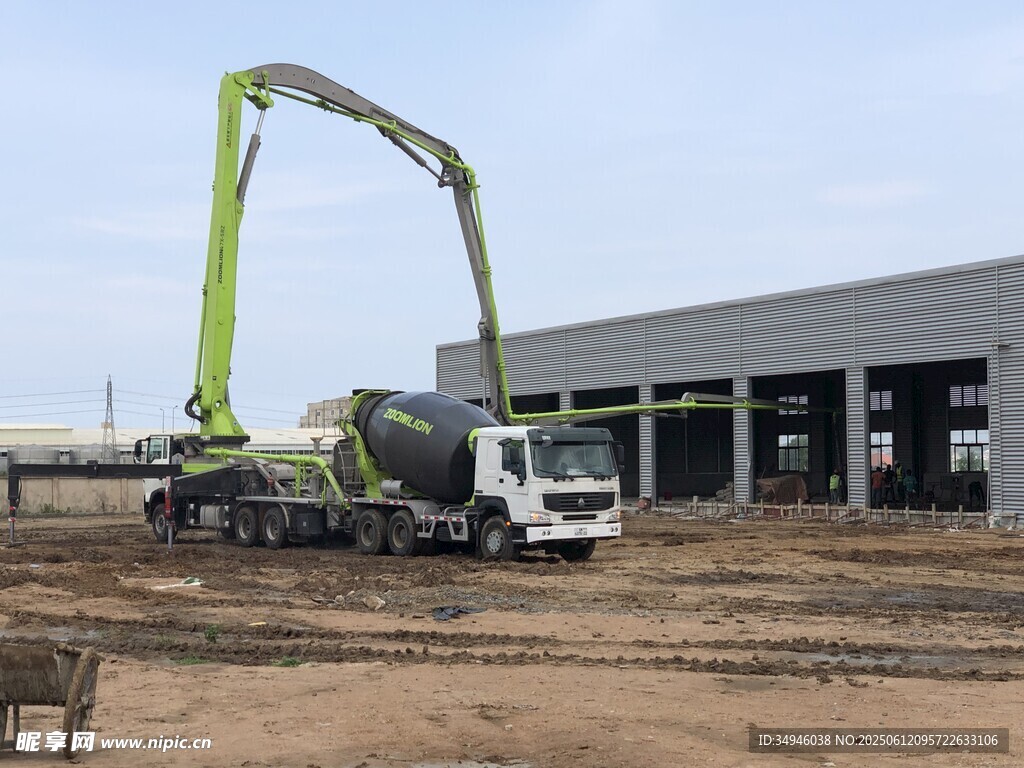 工地混凝土泵车作业场景
