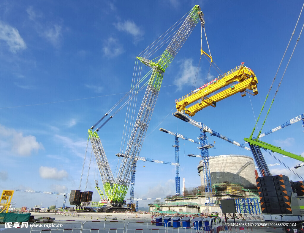 港口重型起重机作业场景