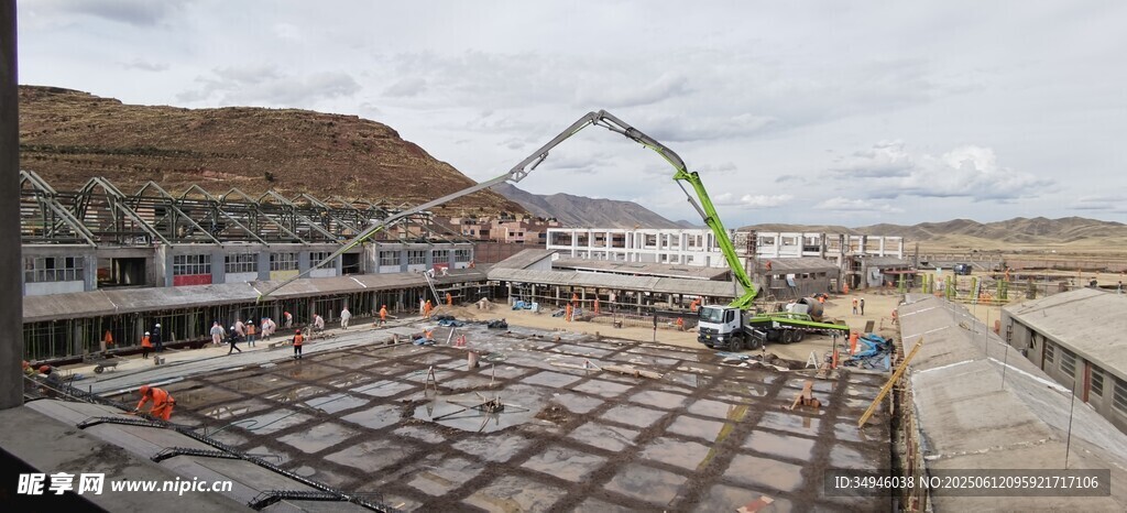 施工现场的大型建筑工程