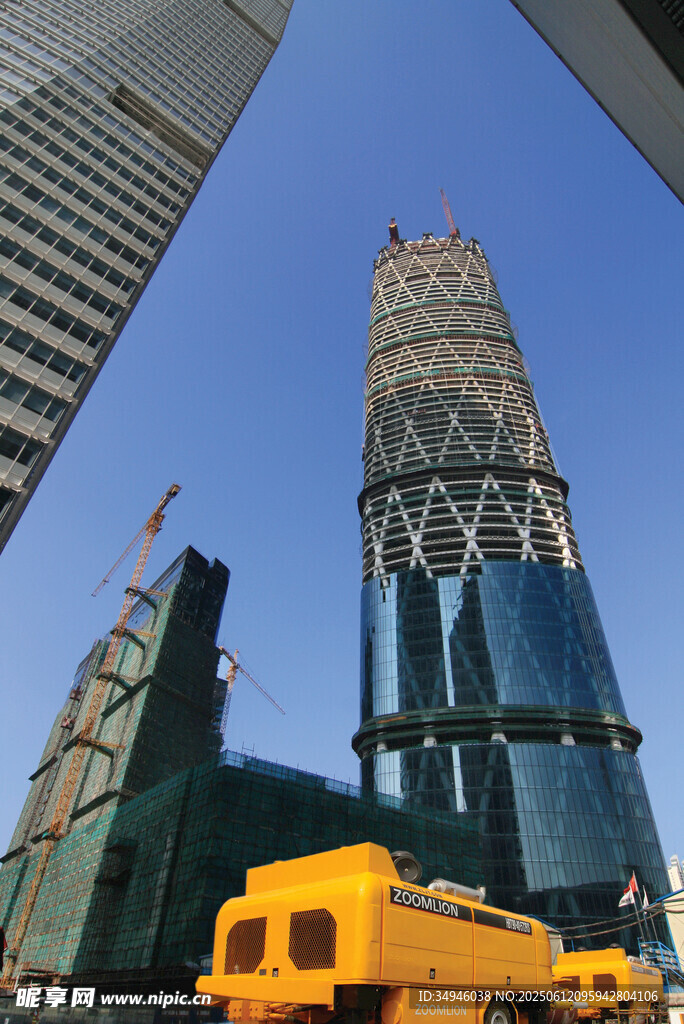 城市高楼与黄色车辆景观