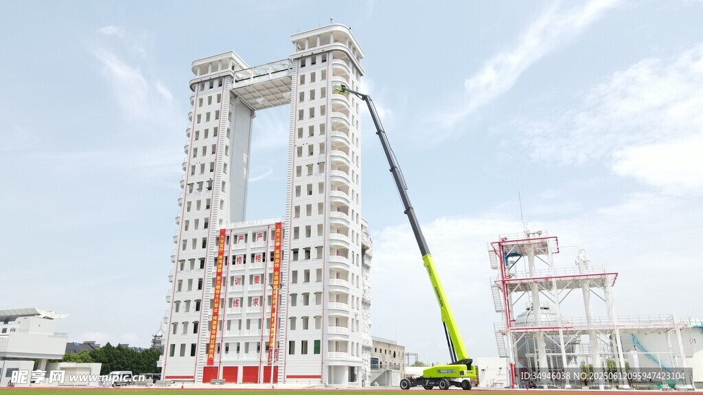 高楼建设中的起重机作业