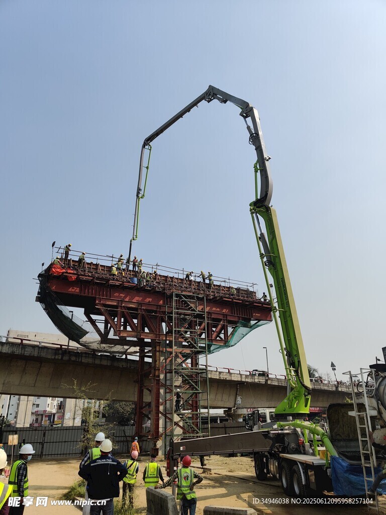 桥梁施工现场的吊装作业