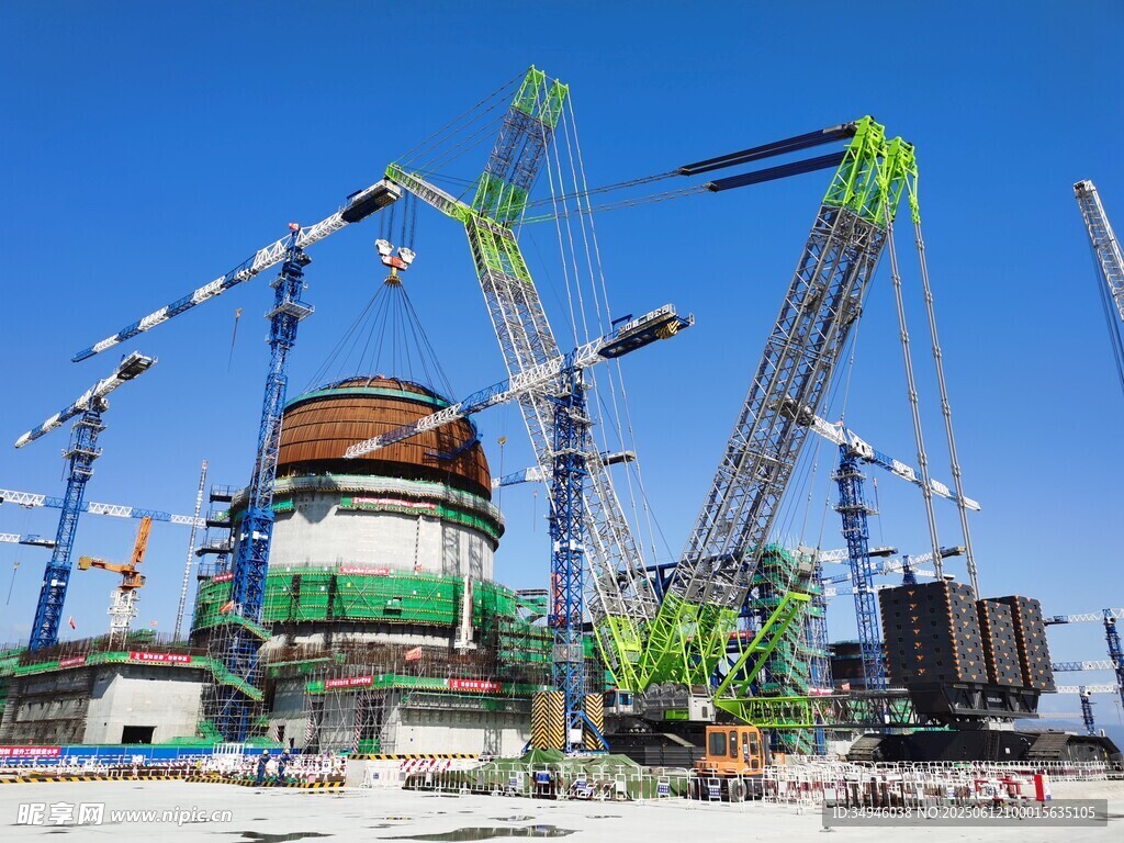 大型工程现场多起重机作业