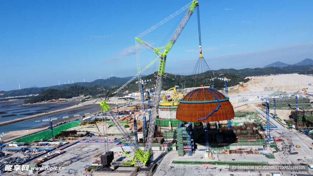 施工现场起重机吊运大型物件