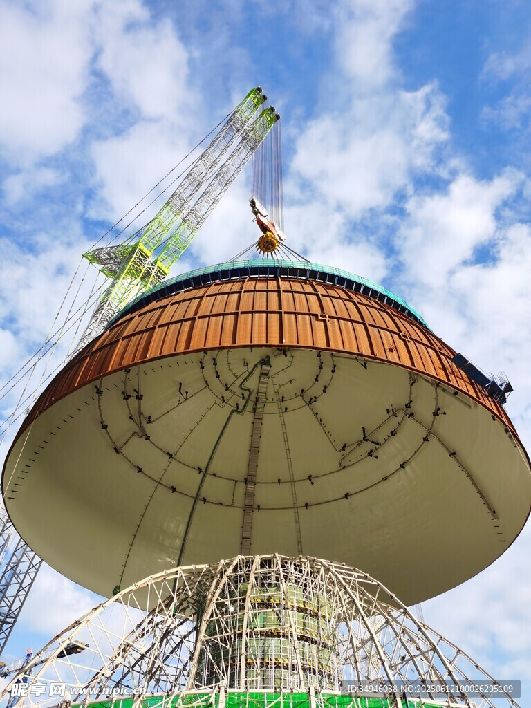 游乐园旋转设施蓝天白云下