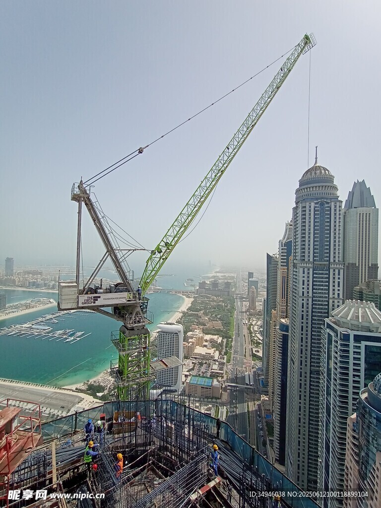 城市高楼旁的大型施工起重机