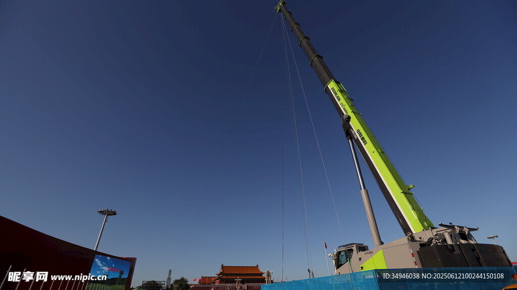 工地中的黄色起重机