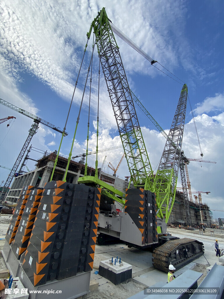施工现场的大型起重机
