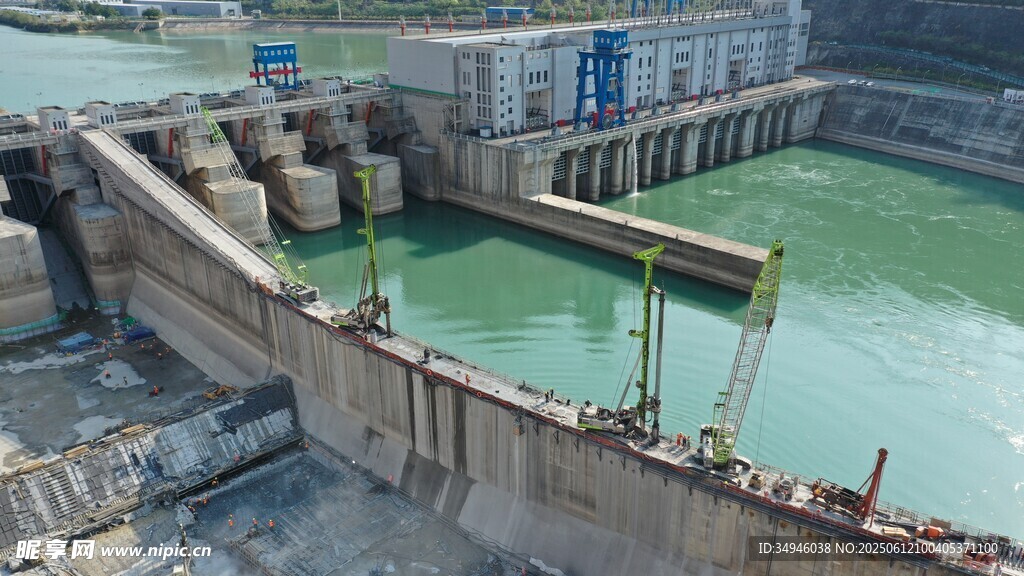 大型水坝工程壮观景象