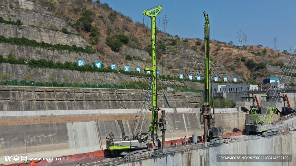 大坝施工现场机械设备