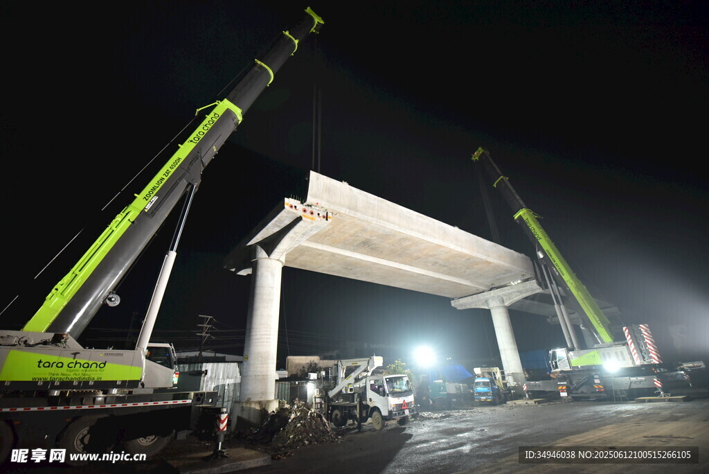 夜间桥梁施工场景