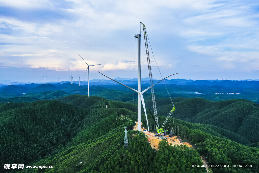 山间风力发电机组景观