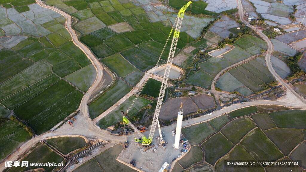 高空俯瞰塔吊施工现场