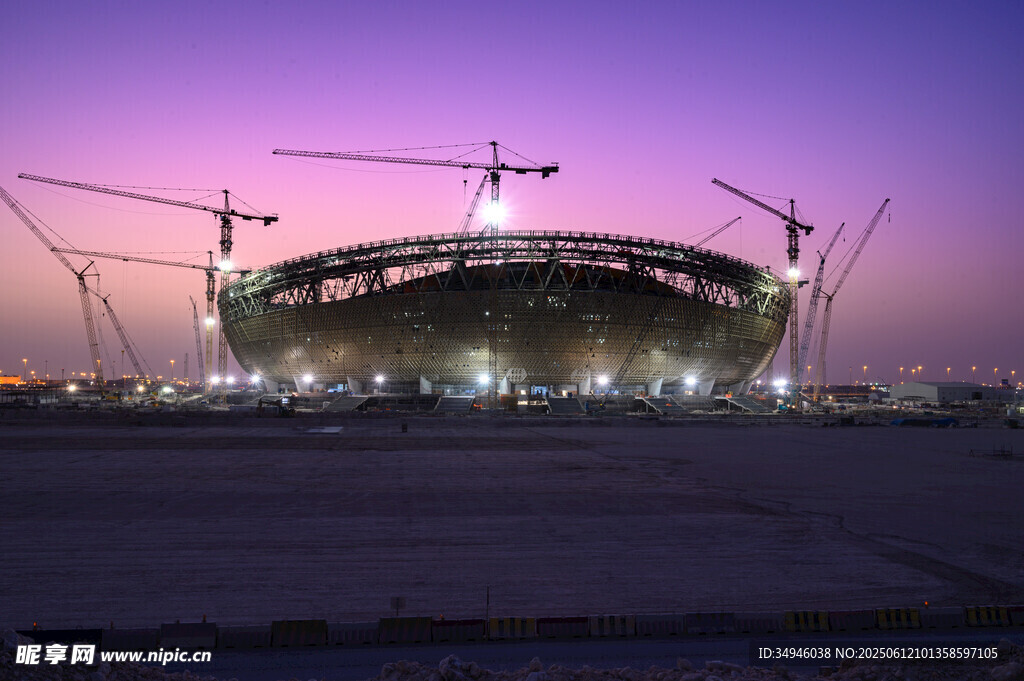 黄昏下的体育场建设场景