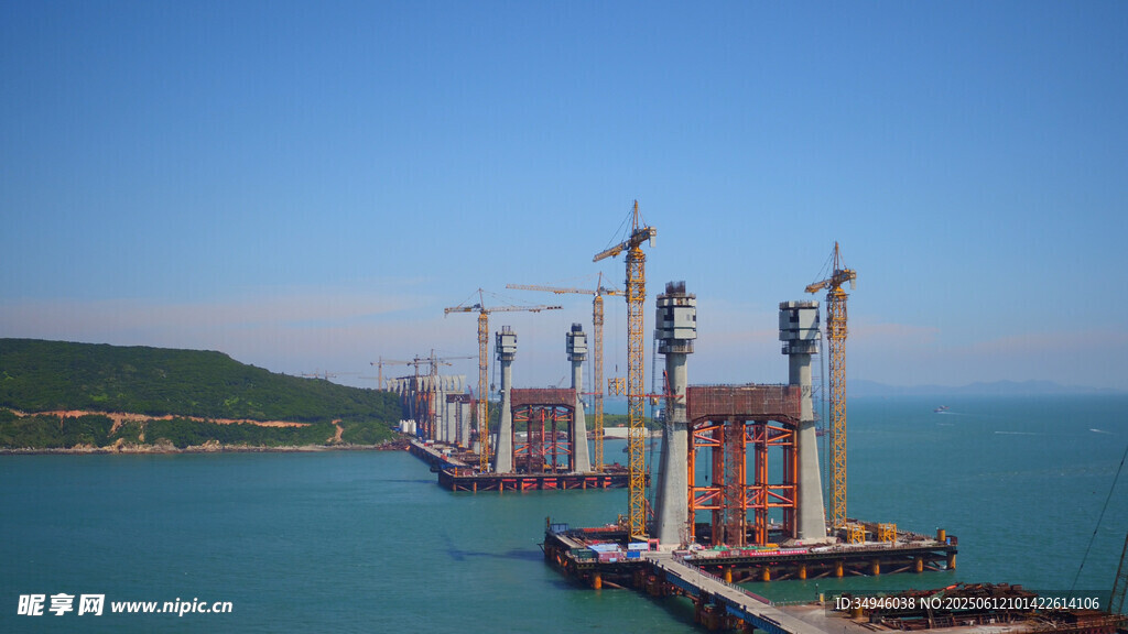 海港码头起重机壮观景象