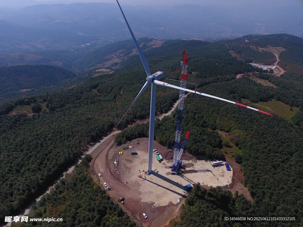 山顶风力发电机施工现场