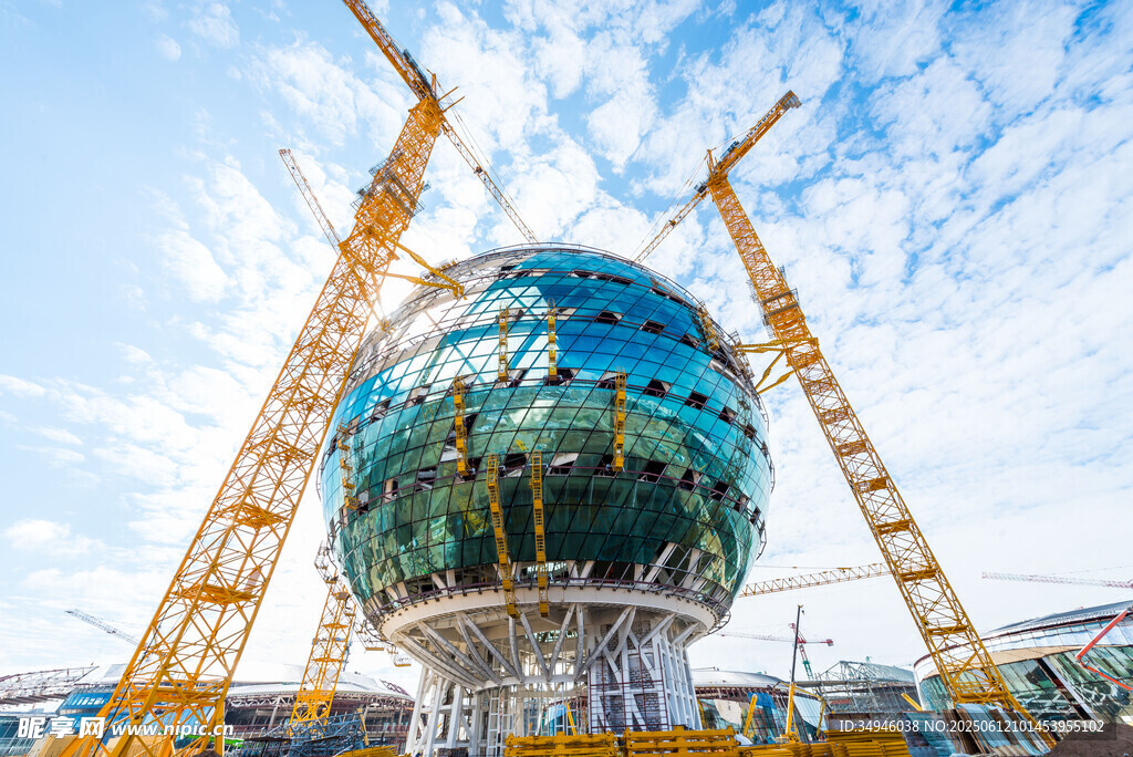 大型球形建筑施工场景