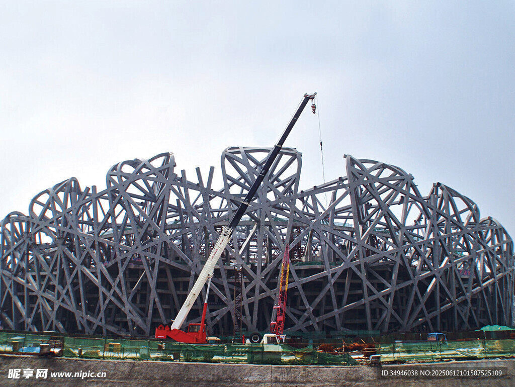 鸟巢施工现场的大型起重机