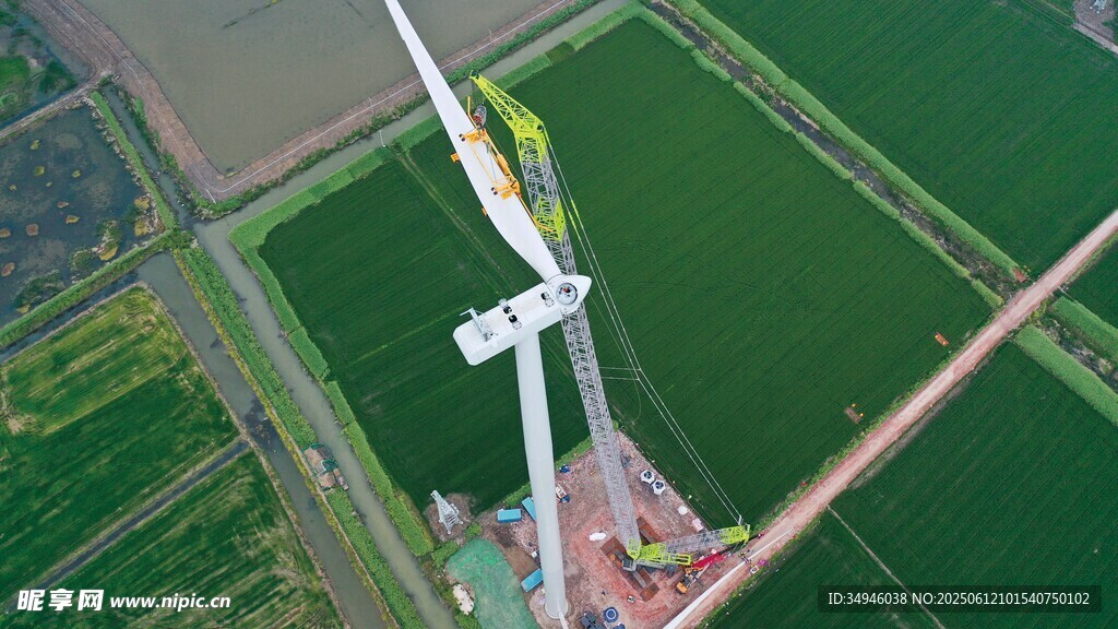 空中俯瞰田野中的风力发电机
