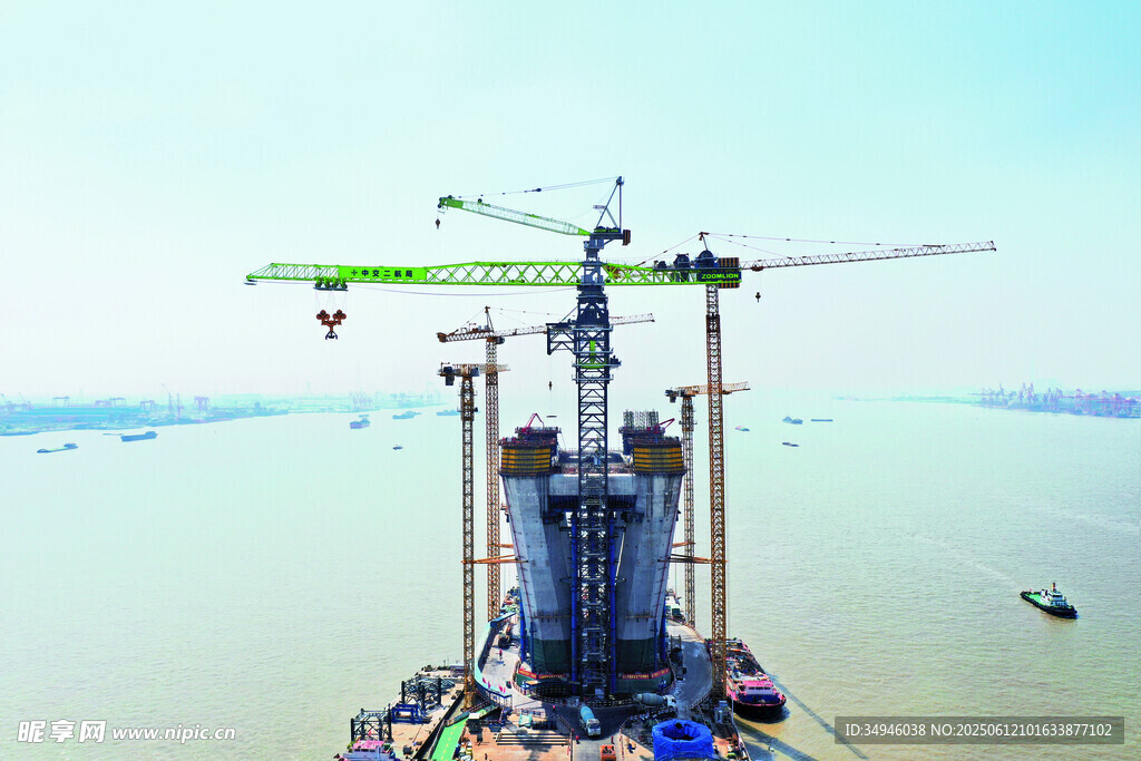 江上桥梁建设施工现场