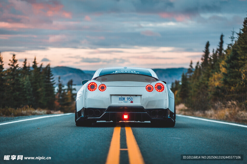 白色跑车