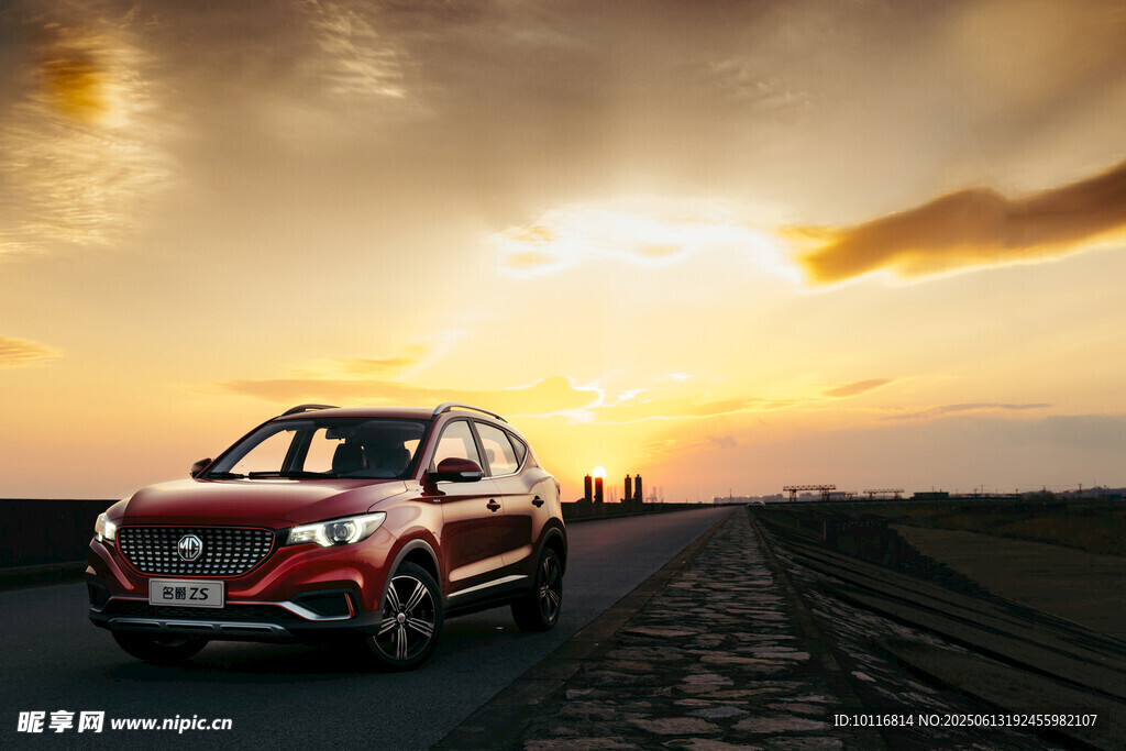 红色SUV