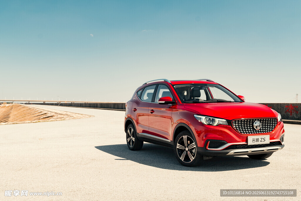 红色SUV