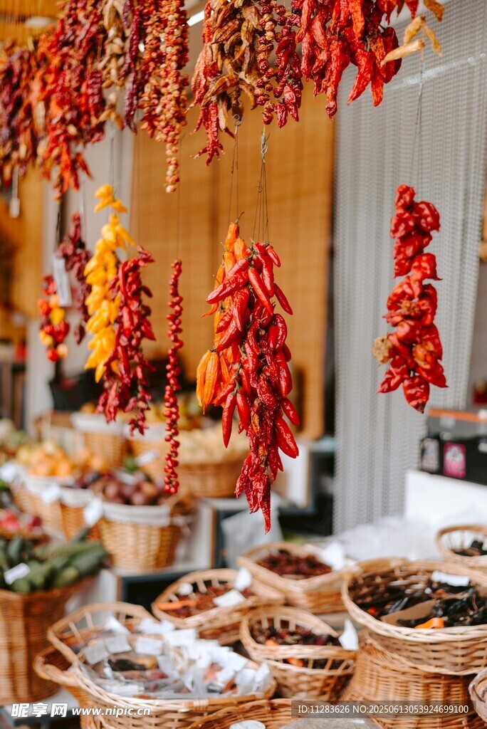市场中的多彩辣椒与食材