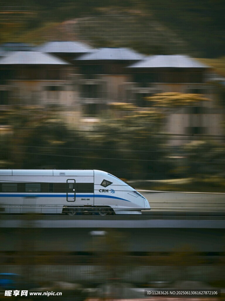 高速行驶的现代化列车