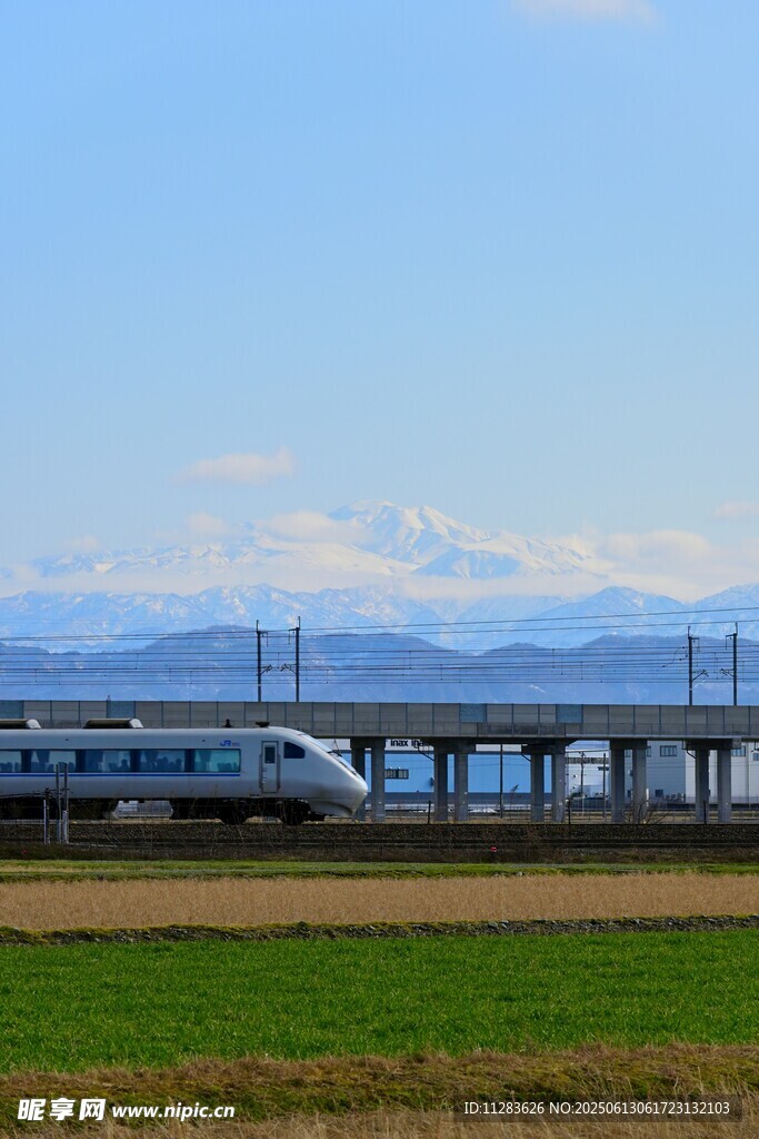 高铁穿行于田野与远山间