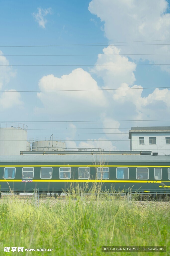 田野旁驶过的一列火车