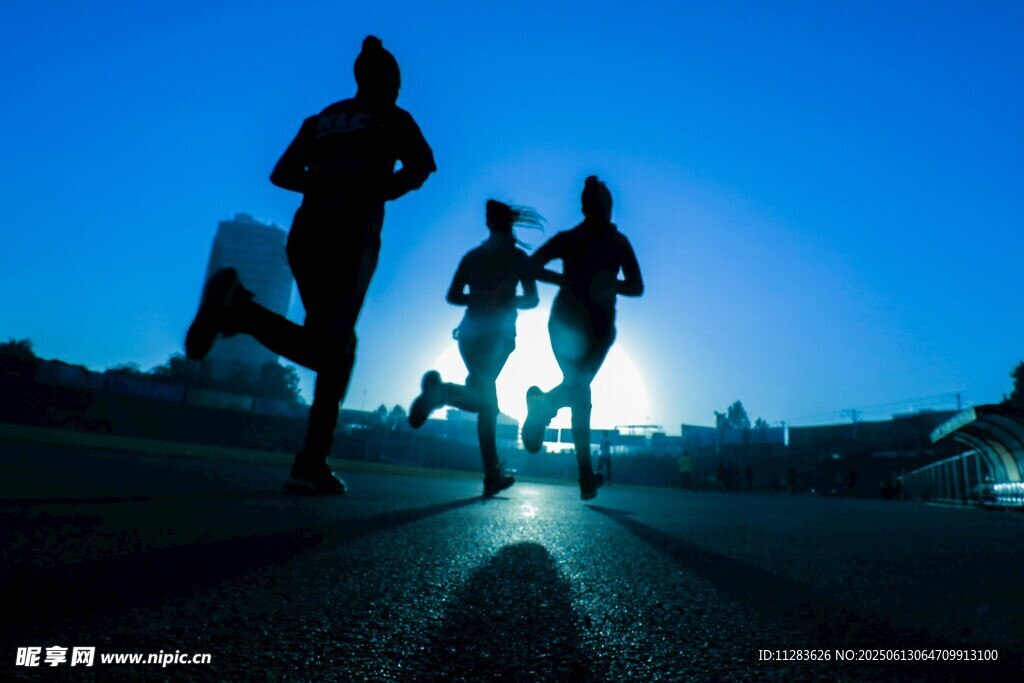 黄昏下的活力奔跑者