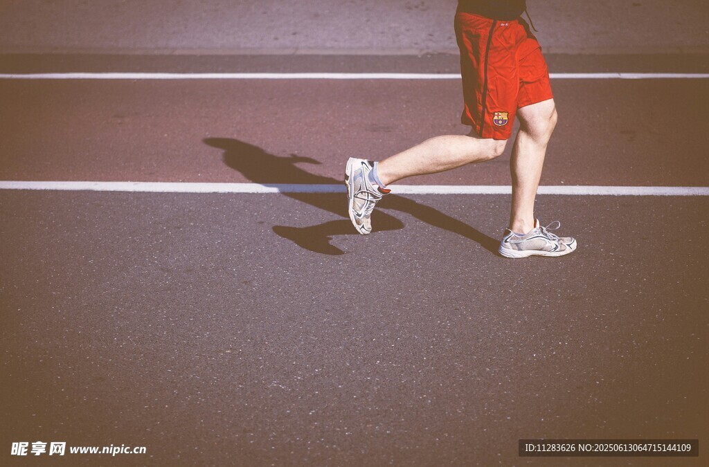在跑道上跑步瞬间