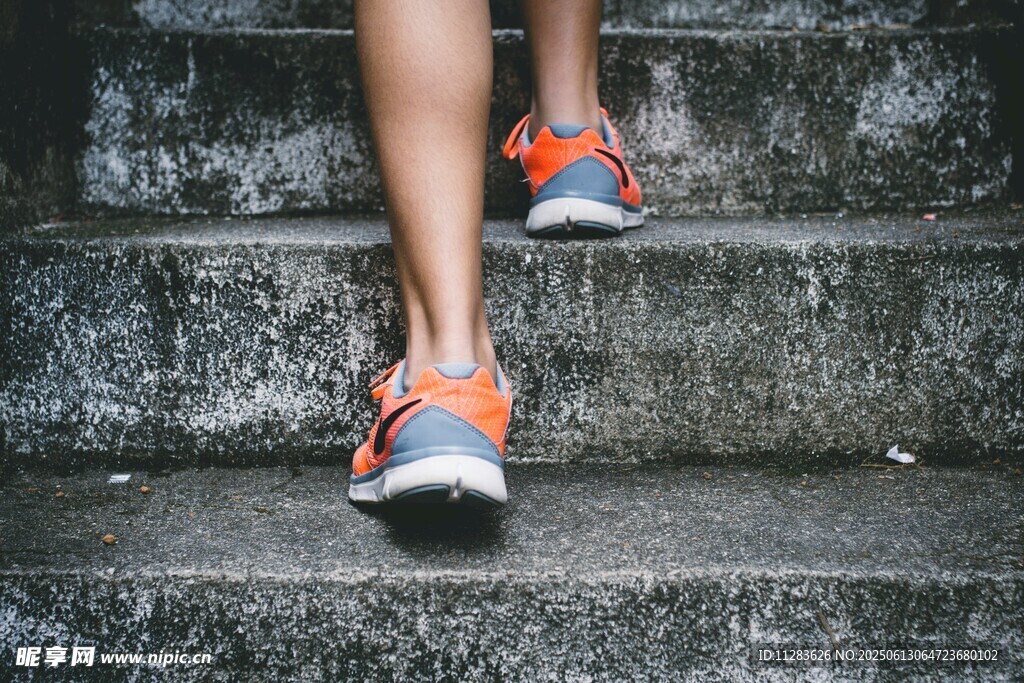 脚步迈向台阶的运动瞬间