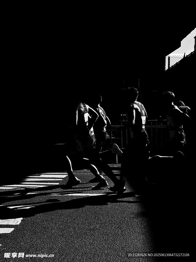 夜跑中的人群身影