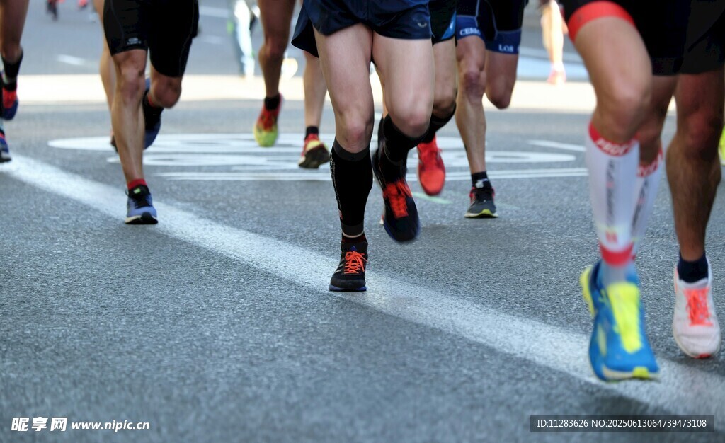 运动员赛场奔跑瞬间