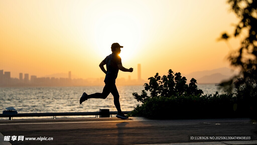 夕阳下的奔跑者