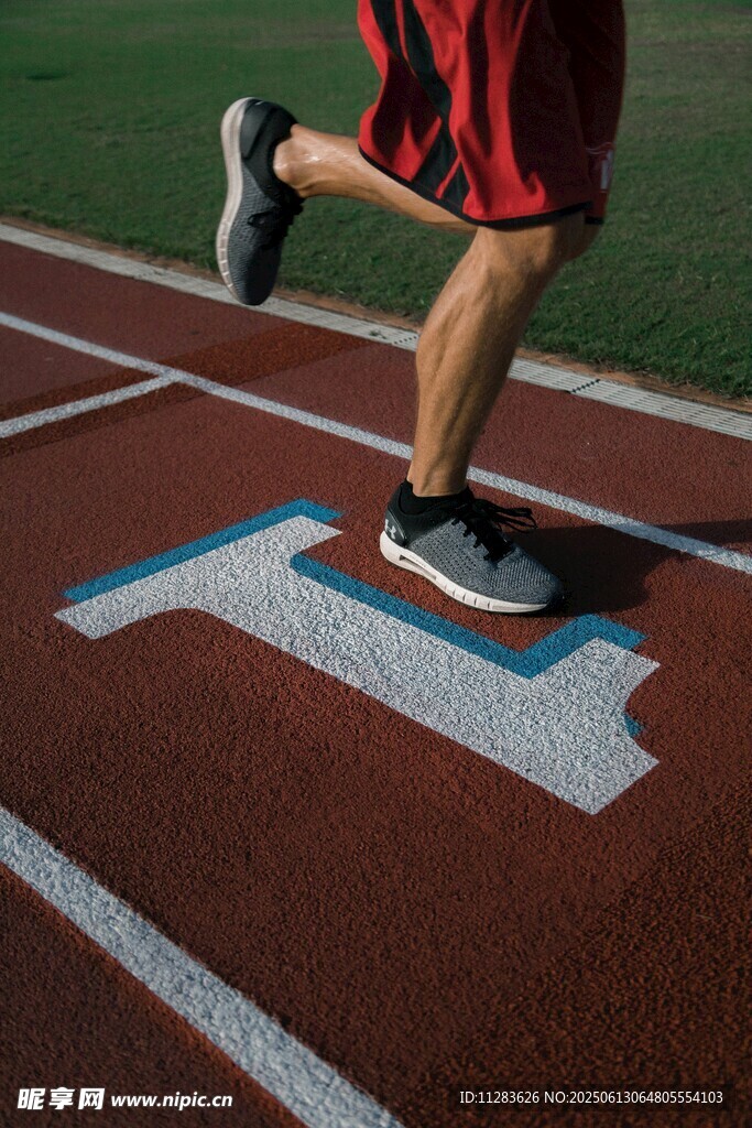 运动员起跑瞬间